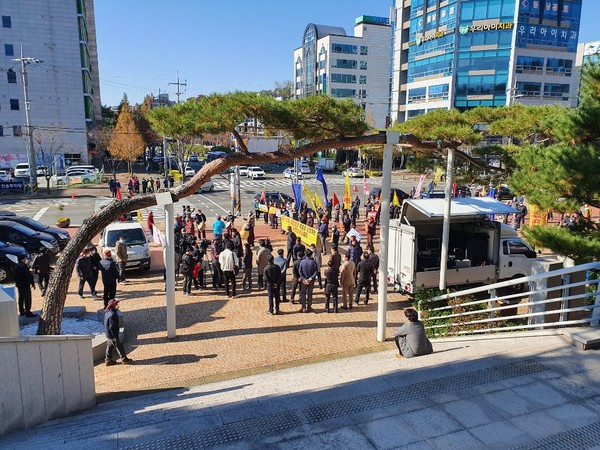 10일 포항시청 앞에서 수성사격장을 반대하는 장기면민들의 대규모 집회가 열렸다. /황영우 기자