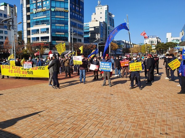 10일 포항시청 앞에서 수성사격장을 반대하는 장기면민들의 대규모 집회가 열렸다. /황영우 기자