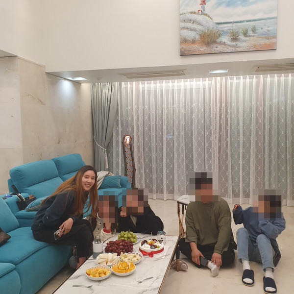 손담비가 김씨의 포항 아파트에 방문한 모습.