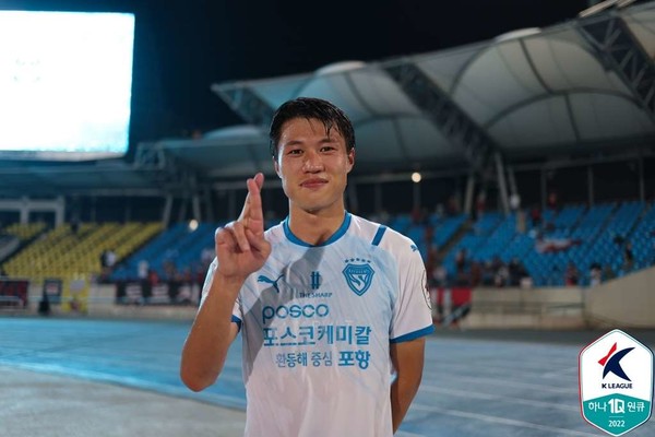 두경기 연속 멀티골의 주인공 포항스틸러스 김승대가 포즈를 취하고 있다. / 프로축구연맹 제공
