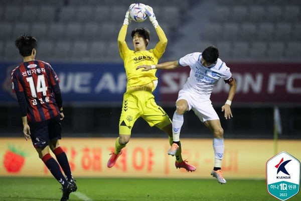 포항전에서 슈퍼 세이브로 활약한 수원FC 골키퍼 박배종이 볼을 잡고 있다. 프로축구연맹 제공 