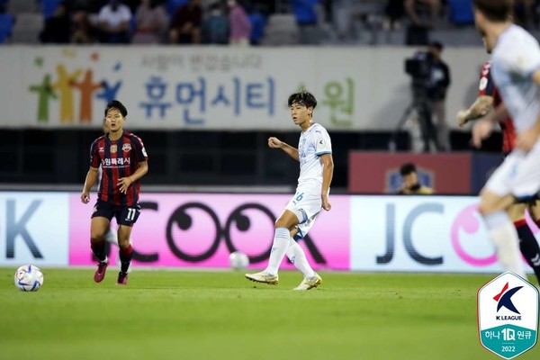 포항스틸러스 김준호가 수원FC 이승우와 볼을 향하고 있다. 프로축구연맹 제공