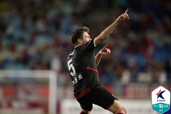 포항스틸러스 용병 그랜트가 헤더 선제골을 작성하고 세레머니하고 있다. 프로축구연맹 제공