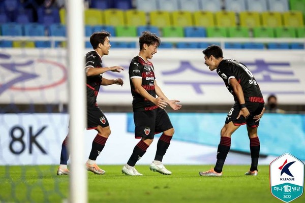 포항스틸러스 고영준이 추가골을 성공하고 허용준, 정재희와 기뻐하고 있다. 프로축구연맹 제공