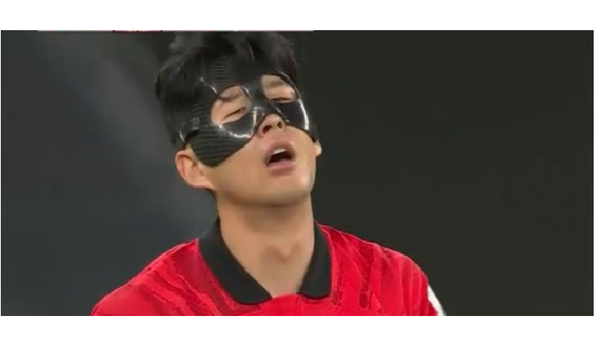 24일(오늘) 2022 카타르 월드컵 조별리그 H조 1차전 우루과이와 경기에서 손흘민이 후반 44분쯤 상대팀 실수를 틈타 결정적인 슈팅을 날렸지만 아쉽게 빗나가지 아쉬워하고 있다. /MBC방송화면 캡처