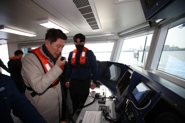 이강덕 포항시장이 25일 다목적행정선 연오세오호에 탑승해 어업인에게 안전 조업을 당부하고 있다. 포항시 제공