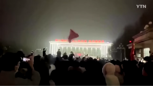 중국 베이징에서 고강도 코로나19 정책에 반대하는 시위와 우루무치시 화재 사건 희생자들을 위한 시위가 확산되고 있다. 사진은 27일 밤 늦은 시간까지 시위를 하고 있는 시위대. YTN방송화면 캡처