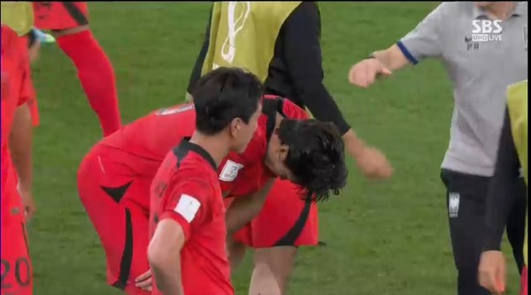  28일 오후 10시(한국시간) 열린 2022 카타르월드컵 H조 2차전 가나전에서 한국이 2대3으로 석패했다. 경기를 마친 선수들이 아쉬워하고 있다 사진 = SBS 중계캡쳐