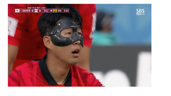 한국 축구대표팀이 카타르월드컵 조별리그 2차전에서 가나에 2-3으로 석패하면서 16강 진출에 먹구름이 끼었다.사진은 이날 경기 중인 손흥민/ SBS 방송화면 캡처