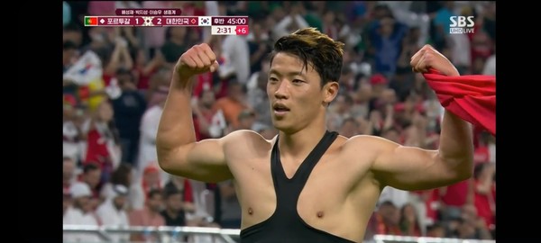 3일(한국시간) 포르투칼전에서 역전골을 넣은 황희찬이 기쁨의 세리머니를 하고 있다.