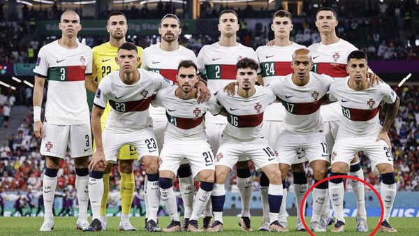  포르투갈 축구대표팀 크리스티아누 호날두(뒷줄 맨 오른쪽)가 3일(한국시간) 카타르 알라이얀의 에듀케이션 시티 스타디움에서 열린 한국과 2022 카타르 월드컵 조별리그 H조 한국과 경기를 앞두고 단체 사진을 찍을 때 까치발을 들고 있다. 호날두 인스타그램 캡처.