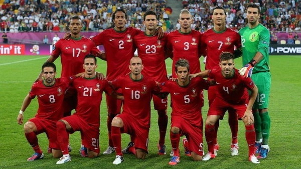 단체사진을 촬영하며 뒷줄 맨 오른쪽에서 까치발을 들고 있는 호날두./인터넷 커뮤니티