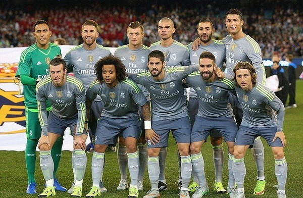 단체사진을 촬영하며 뒷줄 맨 오른쪽에서 까치발을 들고 있는 호날두./인터넷 커뮤니티