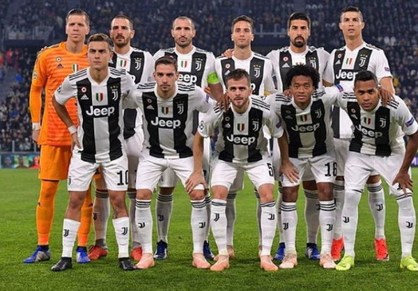 단체사진을 촬영하며 뒷줄 맨 오른쪽에서 까치발을 들고 있는 호날두./호날두 인스타그램