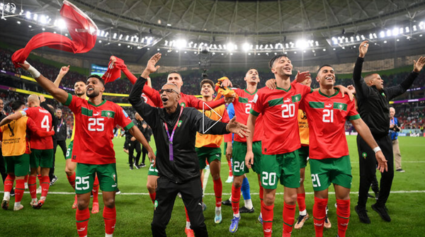 모로코 선수들이 11일(한국시간) 카타르 도하의 알 투마마 스타디움에서 열린 포르투갈과 2022 FIFA 카타르 월드컵 8강전에서 1-0으로 이기고 아프리카 첫 4강 진출이라는 위업을 달성한 뒤 기쁨을 나누고 있다./출처SBS