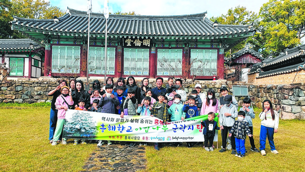 포항시 흥해읍 마을활동단체 흥해사랑단이 역사․문화 투어를 마무리한 후 기념촬영을 하고 있다./북구청 제공