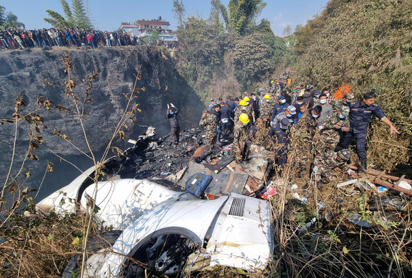 15일(현지시간) 네팔 카트만두에서 서부 포카라로 향하던 네팔 예티항공 소속 ATR72기가 추락한 네팔 카스키 지구 현장에 구조대원들이 모여 있다. 해당 비행기에는 총 72명이 타고 있었다고 예티항공 측은 발표했다.  연합뉴스
