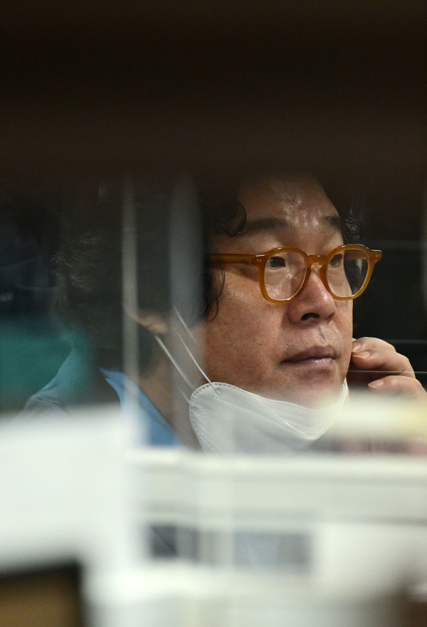 지난 17일 8개월간 도피 끝에 태국에서 붙잡힌 김성태 전 쌍방울그룹 회장이 인천국제공항을 통해 입국하고 있다. 연합뉴스