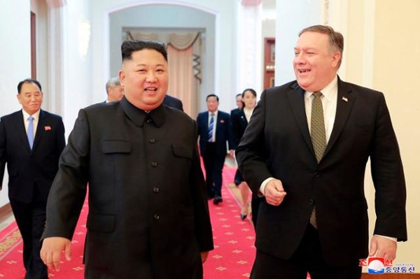 김정은(왼쪽) 북한 국무위원장과 마이크 폼페이오 전 미국 국무장관. 연합뉴스