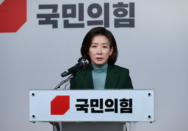 국민의힘 나경원 전 의원이 25일 오전 서울 여의도 국민의힘 당사에서 기자회견을 열어 전당대회 불출마를 선언하고 있다. 연합뉴스