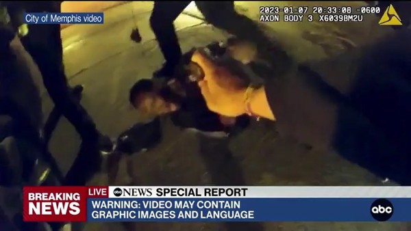 경찰관들이 흑인 청년 타이어 니컬스를 집단 구타하고 있는 모습. 한 경찰관은 통증과 눈물을 유발하는 ‘페퍼 스프레이’를 꺼내 얼굴에 뿌리고 있다. abc뉴스 캡처