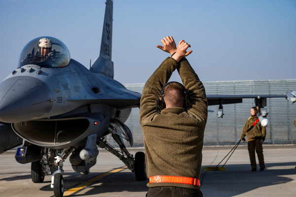 미군이 지난해 2월 17일 루마니아 피테슈티 인근 제86공군기지에서 F-16 전투기에 신호를 보내고 있다. 연합뉴스