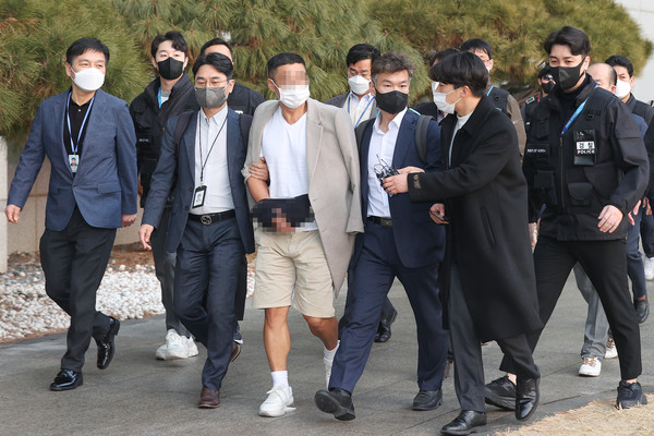 김성태 전 쌍방울 그룹 회장의 해외도피를 현지에서 도운 수행비서 박모 씨가 7일 오전 인천국제공항 제1여객터미널을 통해 입국하고 있다. 연합뉴스