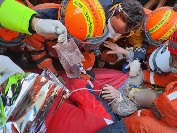 대한민국 긴급구호대가 11일 튀르키예 하타이주 안타키아에서 현지 구조팀과 합동으로 여성 생존자 1명을 추가 구조하고 있다. 대한민국 긴급구호대 제공.