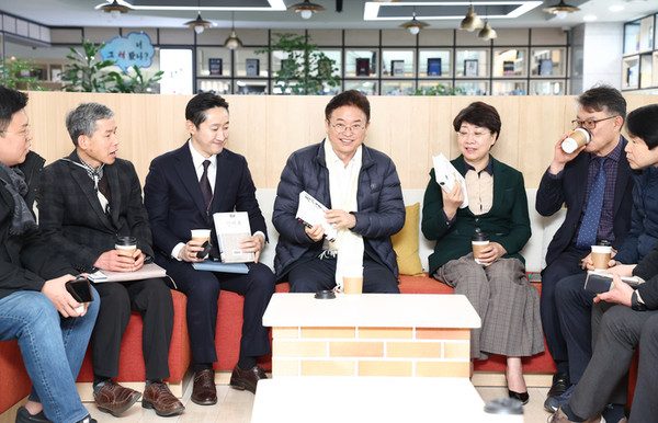 지난 9일 이철우 경북지사가 간부회의에서 직원들의 필독서로 서애 류성룡 선생이 쓴 ‘징비록’을 추천하고 있다. 경북도 제공