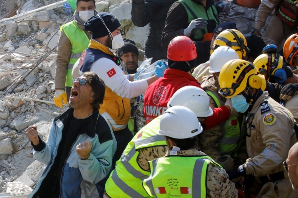 13일(현지시간) 튀르키예 하타이에서 한 남성이 자신의 어머니가 지진 발생 177시간 만에 구조되자 기뻐하고 있다. 연합뉴스