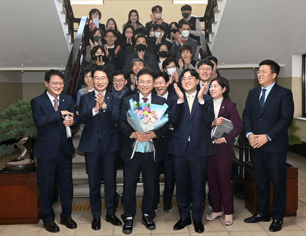 이철우 경북도지사가 14일 충북도청을 찾아 특강을 한 후 참석 직원들의 환호를 받고 있다. 경북도 제공