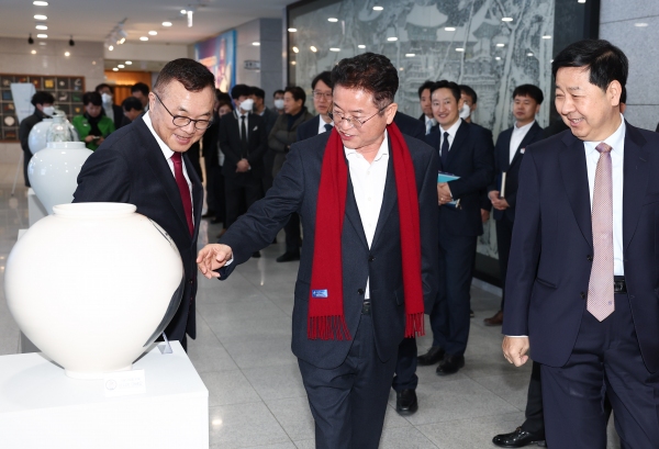 ▲ 14일 오전 7시 20분부터 경북도청 안민관 다목적홀에서 열린 ‘화공 굿모닝 특강’이 끝난 뒤 이철우 경북도지사(가운데)와 황주호 한국수력원자력 사장(왼쪽), 구윤철 경북문화재단 대표가 안민관 1층에 마련된 ‘대한민국을 빛낸 대구경북 인물 도자(陶瓷) 전시장’을 찾아 살펴 보고 있다. 경북도 제공