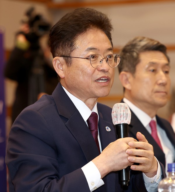 ▲이철우 경북도지사가 15일 포항에서 이차전지 산업생태계 구축과 인재 양성을 위한 업무협약식에서 발언하고 있다. 경북도 제공