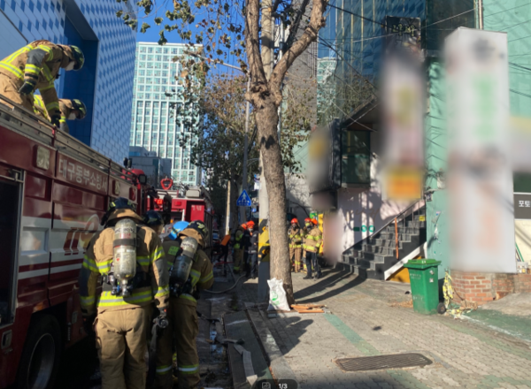 지난해 12월 23일 오후 대구 동구의 한 5층 건물의 4층에 있는 무도장에서 방화로 추정되는 화재가 발생해 소방대원들이 진화작업을 벌였다. 대구소방안전본부 제공