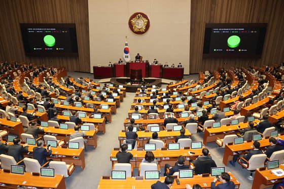 지난 14일 국회에서 열린 본회의에서 튀르키예ㆍ시리아 지진 피해 희생자 추모 및 복구 지원 촉구 결의안이 통과되고 있다. 연합뉴스