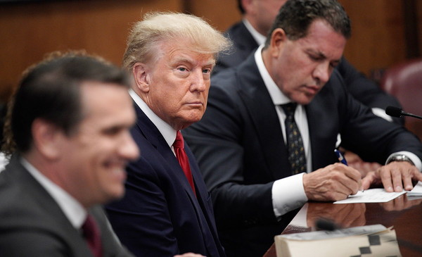 성추문 입막음 의혹으로 기소된 도널드 트럼프 전 미국 대통령이 4일(현지시간) 뉴욕 맨해튼 형사법원에서 열린 기소인부절차에 참석하고 있다. 미국 역대 대통령 가운데 처음으로 형사기소된 트럼프 전 대통령은 이날 범죄를 숨기려고 기업문서를 조작한 것과 관련된 34건의 혐의를 전면 부인했다. 연합뉴스