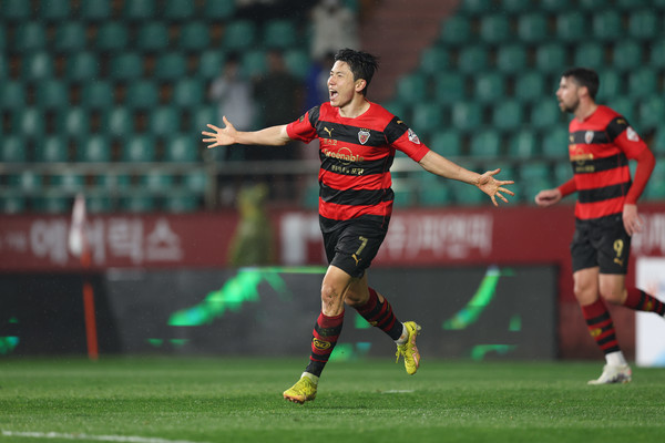 포항스틸러스가 15일 포항스틸야드에서 FC서울과 경기를 펼친 가운데 전반 41분 동점골을 성공시킨 김인성이 세레머니를 펼치고 있다. 사진=한국프로축구연맹 제공