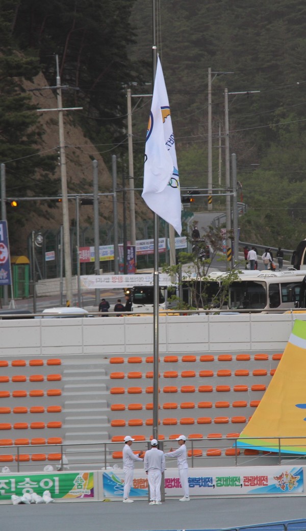 ▲제61회 경북도민체전 대회기 게양을 하고 있는 모습이다.