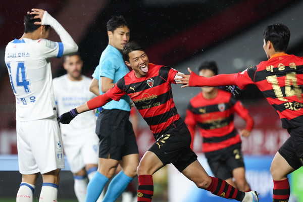 25일 오후 7시 30분 포항스틸야드에서 포항스틸러스와 수원삼성의 경기가 펼쳐졌다.  전반 4분 득점에 성공한 주장 김승대가 환희의 세리머니를 펼치고 있다. 사진=K리그 제공 