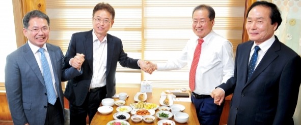 28일 경북 군위군 한 음식점에서열린 대구경북신공항 건설과 관련된 간담회에서 참석자들이 손을 잡고 화합을 다짐하고 있다. 왼쪽부터 김진열 군위군수, 이철우 경북도지사, 홍준표 대구시장, 김주수 의성군수. 경북도 제공