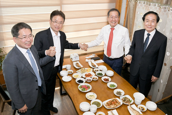 28일 경북 군위군 한 음식점에서열린 대구경북신공항 건설과 관련된 간담회에서 참석자들이 손을 잡고 화합을 다짐하고 있다. 왼쪽부터 김진열 군위군수, 이철우 경북도지사, 홍준표 대구시장, 김주수 의성군수. 경북도 제공