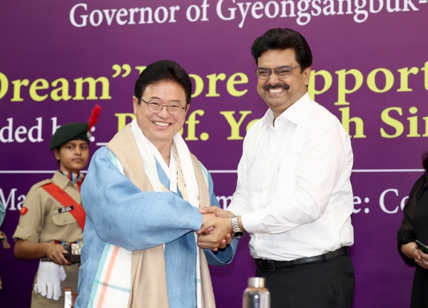 ▲ 인도를 방문한 이철우 경북도지사가 23일 인도 델리대학교에서 특강에 앞서 대학 관계자의 환영을 받고 있다. 경북도 제공