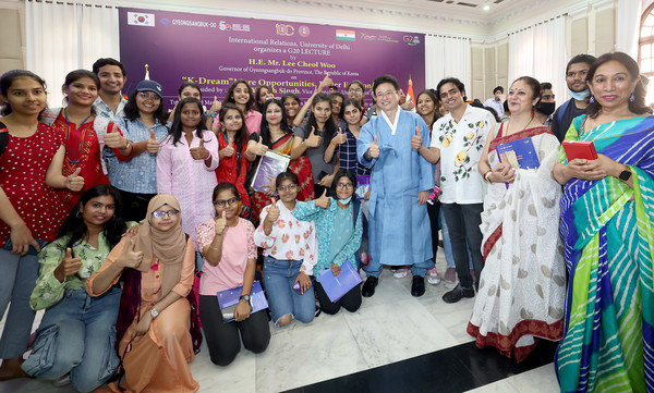  ▲ 인도를 방문한 이철우 경북도지사가 23일 인도 델리대학교에서 특강을 마친 후 학생들과 만나고 있다. 경북도 제공