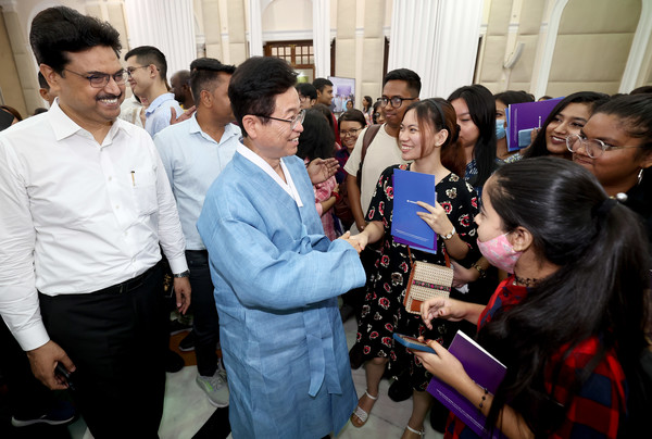 ▲ 인도를 방문한 이철우 경북도지사가 23일 인도 델리대학교에서 특강을 마친 후 학생들과 만나고 있다. 경북도 제공