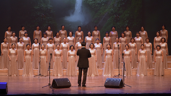 우창동푸른물소합창단 공연 모습. 포항음악협회 제공