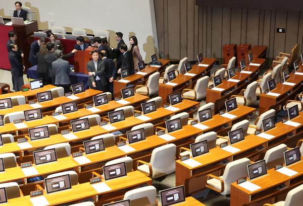   1일 국회 본회의장에 국민의힘 의원들의 자리가 비어있는 가운데 손준성, 이정섭 검사 탄핵소추안 투표 개표작업이 진행되고 있다.  연합뉴스
