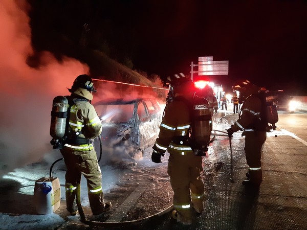 ▲상주영천고속도로 SUV 차량 화재 현장 = 경북소방본부 제공