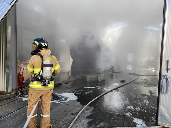 ▲성주군 초전면 공장 화재 현장 = 경북소방본부 제공