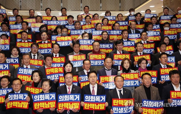 ▲국회 본회의에서 손준성, 이정섭 검사 탄핵소추안이 가결된 1일 국민의힘 김기현 대표 등 의원들이 '국회의장 사퇴촉구 및 의회폭거 규탄대회'를 하고 있다. 연합뉴스