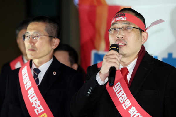 ‘대한민국 의료 붕괴 저지를 위한 범의료계 대책특별위원회’(범대위) 관계자들이 지난 6일 서울 용산 의협회관 앞에서 정부의 의대 정원 확대 추진에 반발해 시위를 하고 있다. 사진은 삭발한 뒤 발언하는 최대집 투쟁위원장. 연합뉴스